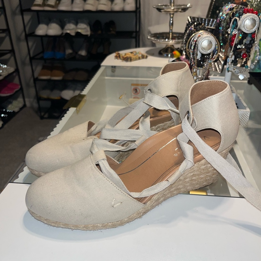 Vionic Cream Espadrille Wedges
